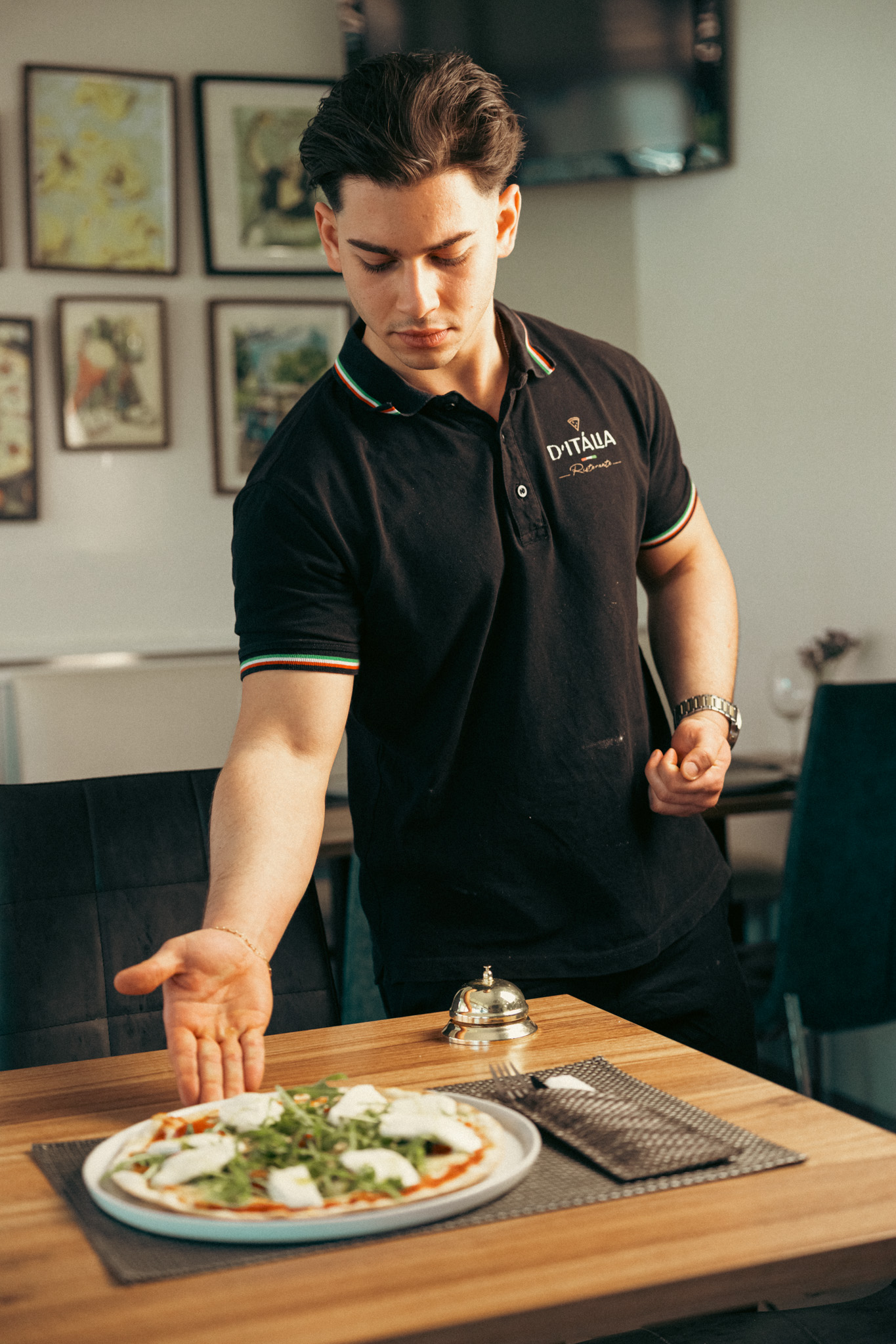 Prato italiano servido à mesa